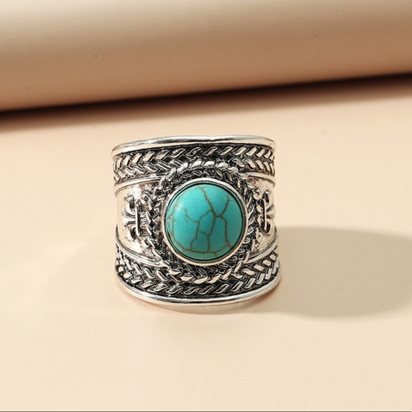 Jewelry - Beautiful Turquoise & Silver Adjustable Ring!